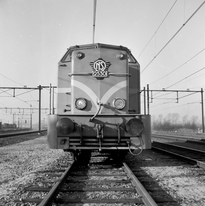 839074 Afbeelding van de diesel-electrische locomotief nr. 2530 (serie 2400/2500) van de N.S. te Eindhoven.
